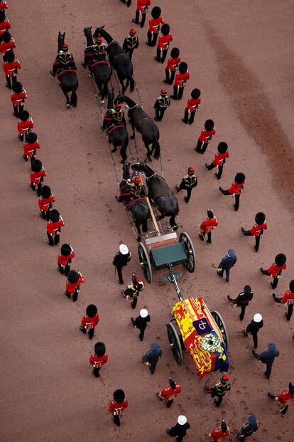 El ataúd de la reina Isabel II, durante el traslado hasta Westminster Hall, este miércoles.