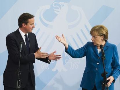 David Cameron (derecha) y Angela Merkel en una rueda de prensa en Berl&iacute;n en junio de 2012.