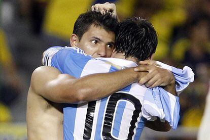 Messi felicita a Agüero después del gol del delantero del Manchester City.