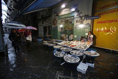 Un puesto de venta de pescado fresco en N&aacute;poles (Italia).