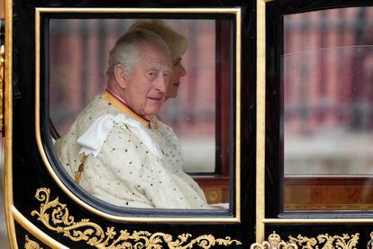 El rey Carlos III y Camilla, la reina consorte, en el carruaje antes de su coronación, el 6 de mayo de 2023 en Londres.