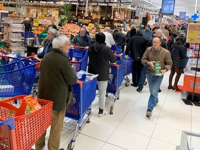 Largas colas en un supermercado de Majadahonda (Madrid).