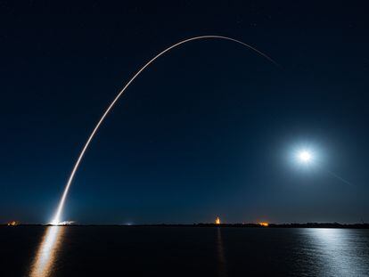 Imagen de exposición prolongada del lanzamiento del cohete Falcon 9 de SpaceX con el satélite Amazonas Nexus de Hispasat, en una imagen tomada por SpaceX.