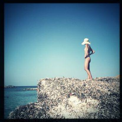 Una mujer en la costa de Formentera.