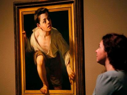 Una joven observa la obra 'Huyendo de la crítica', de Pere Borrell, en la exposición 'Realismo(s). La huella de Courbet' del Museo Nacional de Arte Contemporáneo (MNAC).