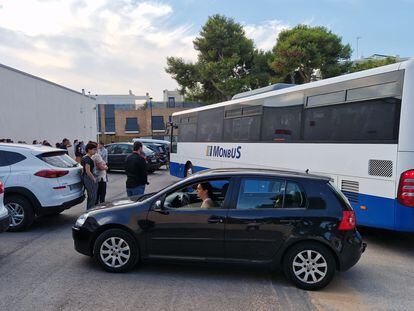 Uno de los autobuses de Monbus a las puertas de un colegio en Torrent este martes, 12 de septiembre.