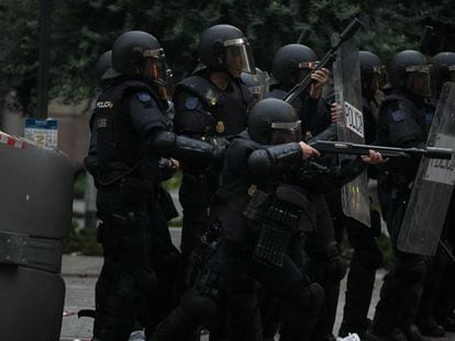 La Policía, durante los disturbios en Barcelona.