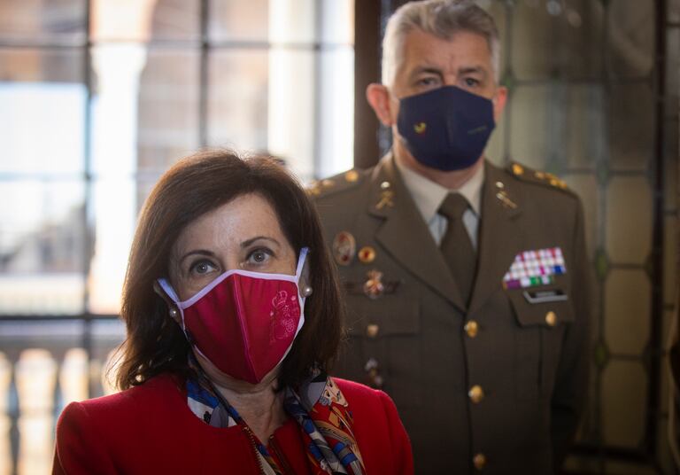 La ministra de Defensa, Margarita Robles, durante su visita este lunes al Cuartel General de la Fuerza Terrestre, en Sevilla.