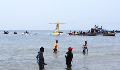 Los miembros de los servicios de emergencias trabajan este domingo para rescatar a los pasajeros del avión estrellado en el lago Victoria.