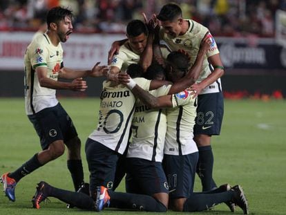 Los futbolistas americanistas festejan un gol de liga mexicana