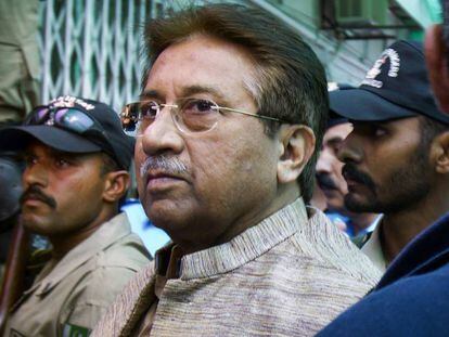 El expresidente Pervez Musharraf llega a un tribunal de Islamabad, en abril de 2013. En vídeo, declaraciones del abogado de Musharraf, Akhtar Shah.