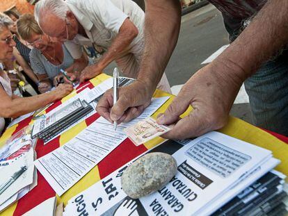 Recollida de signatures per a la Renda Garantida el 2013.