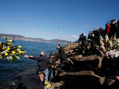 Un hombre lanza flores al mar este domingo en homenaje a los tripulantes del 'Villa de Pitanxo', hundido en Terranova el martes pasado.