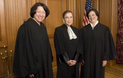 Sonia Sotomayor (Izda.), Ruth Ginsburg y Elena Kagan, durante la jura del cargo de ésta última, en 2010.