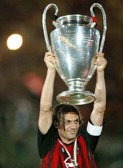 El capitán del Milan, Paolo Maldini, levanta la Copa de la Liga de Campeones de la temporada 2003-2004.