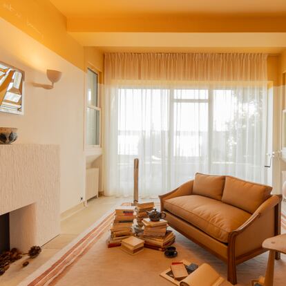 Una de las estancias de Villa Noailles reimaginadas por el diseñador Pierre Yovanovitch, donde destacan los apliques diseñados por Giacometti, el espejo poliédrico de Jean y Joël Martel y una pintura de Miquel Barceló.