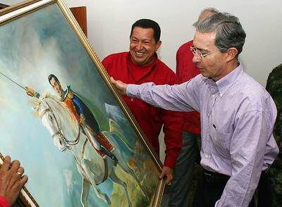 Chávez muestra a Uribe un cuadro con Simón Bolívar tras la cumbre celebrada en la península de Paraguaná, al noroeste de Venezuela.