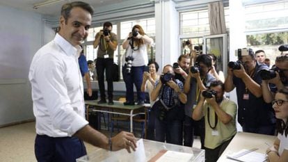 El líder conservador Kyriakos Mitsotakis vota este domingo en Atenas.
