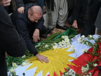 Imagen del funeral del empresario Peshraw Dizayee y de su hija de un año, ambos muertos por misiles iraníes, el 16 de enero, en Erbil (Irak).