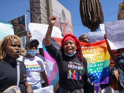 Manifestantes sostienen pancartas y cantan consignas durante una protesta por los derechos del colectivo LGTBI en Nairobi, Kenia.