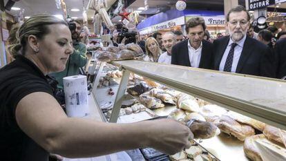 Mariano Rajoy, dimecres en un mercat de Palma.