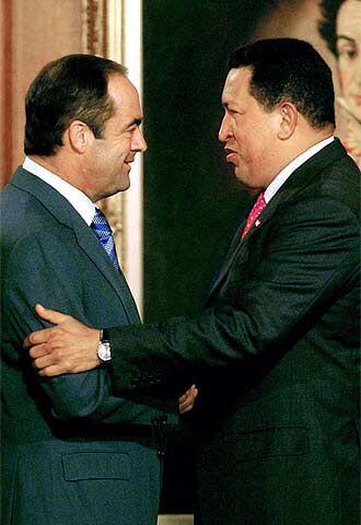 Hugo Chávez (derecha) saluda a José Bono en Caracas.