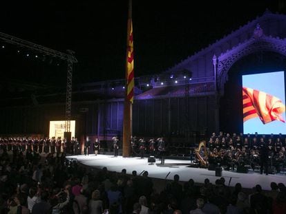 Carles Puigdemont y Carme Forcadell, durante el acto institucional de la Diada en el Born.