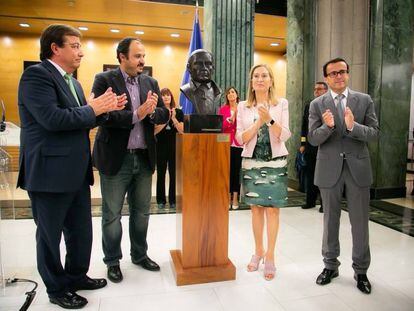 La presidenta del Congreso, Ana Pastor, inaugura el busto de Diego Muñoz-Torrero con autoridades extremeñas.