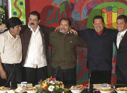 De izquierda a derecha, el boliviano Morales, el hondureño Zelaya, el nicaragüense Ortega, el venezolano Chávez y el ecuatoriano Correa.