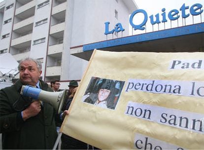 Miembros de una asociación integrista pro vida muestran pancartas a favor de no suspender la alimentación a Eluana.