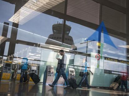 Un pasajero en la terminal T1 del aeropuerto de El Prat de Barcelona.