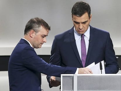 Iván Redondo, junto a Pedro Sánchez en un debate televisivo en 2019.