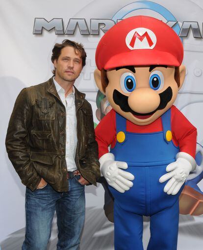 Nostalgia en vena: Jason Priestley, de 'Sensación de vivir', y Super Mario posan en la presentación en Nueva York del videojuego 'Mario Kart Wii' en 2008.