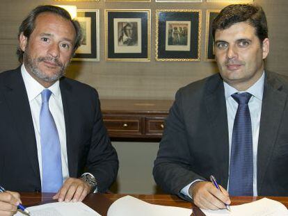 Ramón Betolaza, socio director de BTC, en la firma junto a Rafael Contreras, presidente de Carbures.