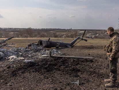 Un soldado ucranio contemplaba el jueves un helicóptero ruso destruido, con la letra 'Z', el símbolo escogido por las tropas invasoras, cerca de Járkov, en el noreste del país.