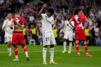 Rodrygo celebra su gol con el puño en alto contra el racismo.