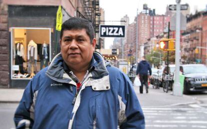 Francisco Romero, frente a la pizzeria que trabaja en Manhattan