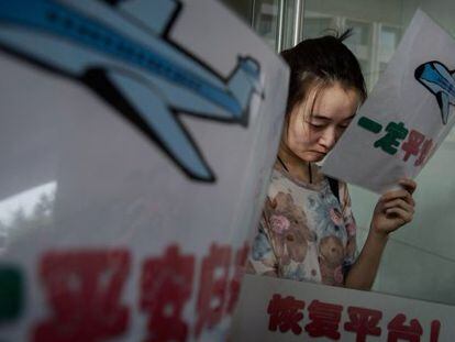 La familiar de una víctima del MH370 aguarda para obtener información en las oficinas de Malaysia Airlines en Pekín.
