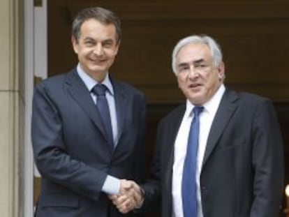 El expresidente del Gobierno, José Luis Rodríguez Zapatero, estrecha la mano del director del Fondo Monetario Internacional (FMI), Dominique Strauss- Kahn, en 2010