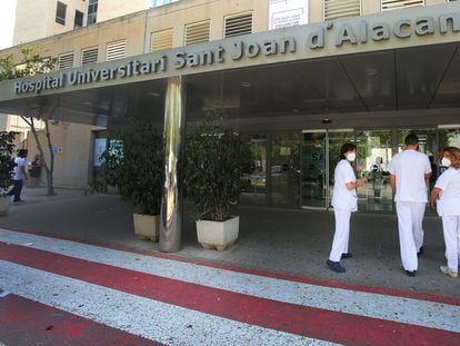 Entrada al Hospital Universitario Sant Joan de Alicante, este martes.