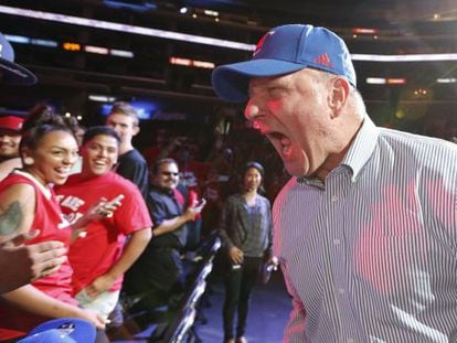 Ballmer saluda a los fans en su presentaci&oacute;n en el Staples Center.