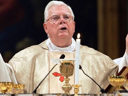 El Cardenal Bernard Law en una misa en Santa María la Mayor, en Roma, Italia, en 2004.