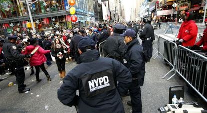 Agentes del comando antiterrorista de la polic&iacute;a de Nueva York, este jueves en Times Square.