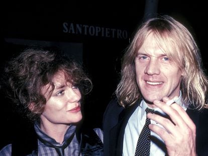 Alexander Godunov y la que fue su pareja, Jacqueline Bisset, en una inauguración en California en 1983. El rudo bailarín ruso y la bella actriz francesa eran entonces la pareja de moda.