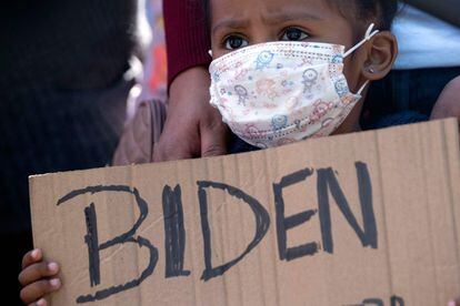 Dareli Matamoros, una niña de Honduras, sostiene un cartel durante la manifestación de migrantes este martes en Tijuana.