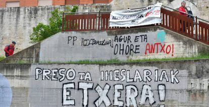 Pintada a favor del acercamiento de los presos de ETA, en Agurain.
