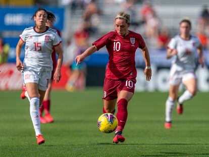 La inglesa Jordan Nobbs, perseguida por la española Leila Ouahabi en la SheBelives Cup, el pasado marzo.