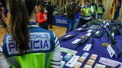 La Policía Nacional, en colaboración con la policía colombiana y agentes estadounidenses, desmantelado una organización internacional de narcotraficantes e interviene un "extraordinario" arsenal de armas.