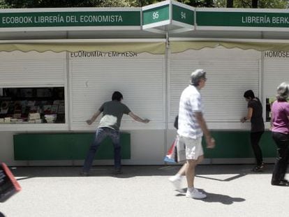 Aspecto, ayer al mediod&iacute;a, de las casetas de la Feria del Libro de Madrid. 