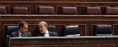 José Luis Rodríguez Zapatero y Pedro Solbes, el pasado día 11 en el Congreso de los Diputados.
